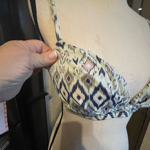 Victoria's Secret Swim Top - Picture 2 of 4